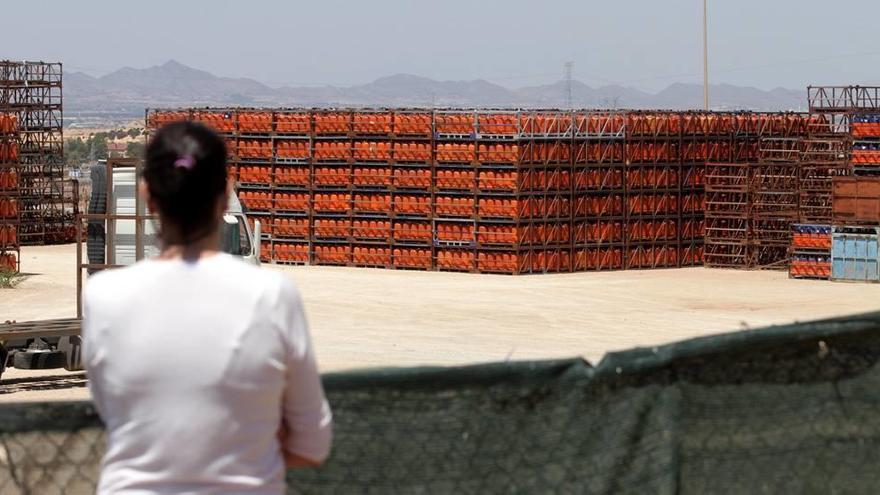 Las bombonas de butano están apiladas sobre estructuras metálicas en una zona no permitida, según los vecinos.