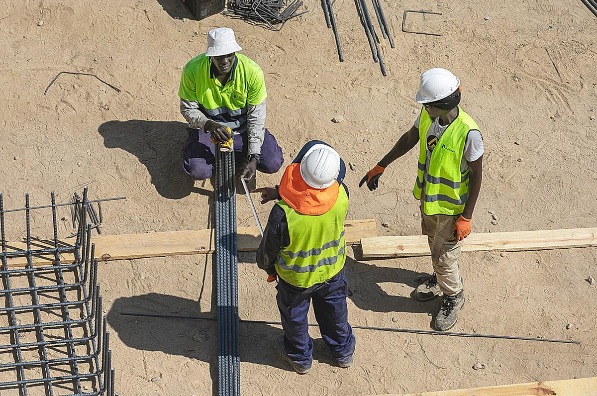Obreros de varias nacionalidades en Ourense