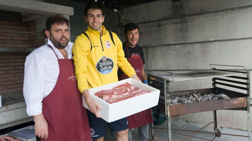 Germán Lux se ha vuelto a encargar de preparar el asado.