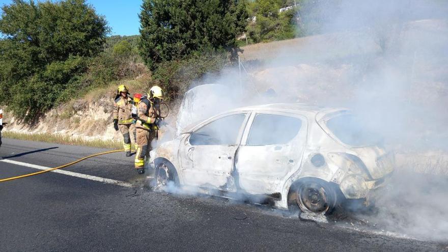 Tallen l&#039;A-2 a Castellolí per l&#039;incendi d&#039;un vehicle avariat