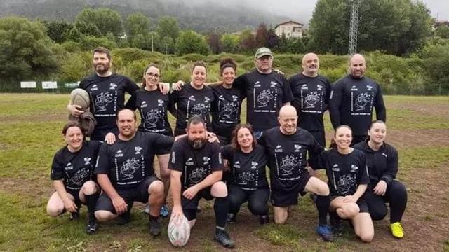 José Antonio González Fernández, tercero en la derecha por la fila de atrás, en una foto con el equipo de Touch Rugby.
