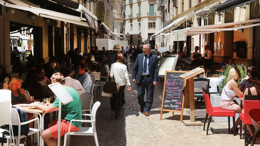 La policía podrá ordenar la retirada inmediata de terrazas sin licencia -  La Opinión de Málaga