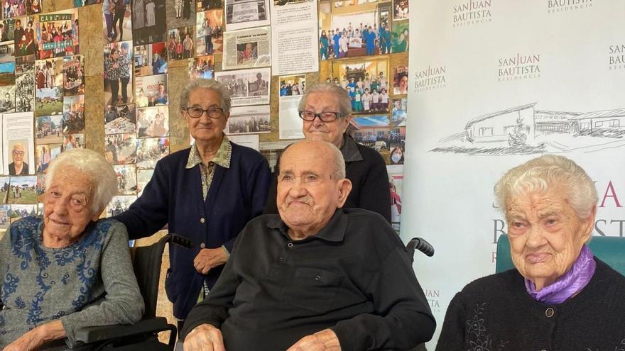 Los cinco centenarios de la residencia de Ferreras de Abajo posan juntos. | Ch. S.