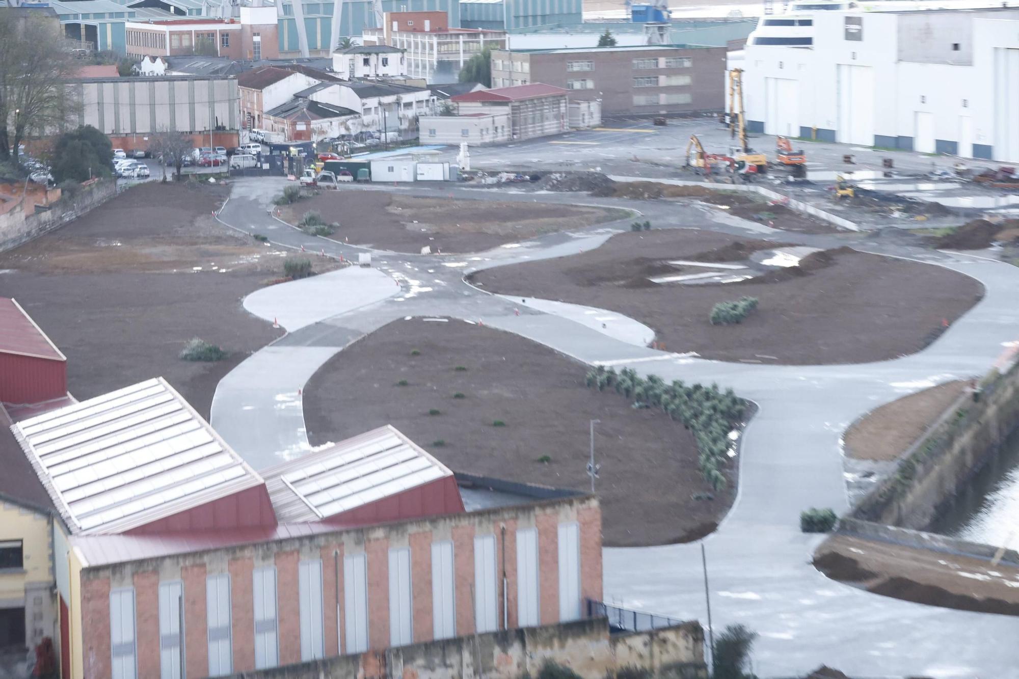 El paseo de Naval Azul completa su trazado peatonal y luce ya casi listo, solo pendiente de mobiliario: así avanza una obra clave para Gijón (en imágenes)