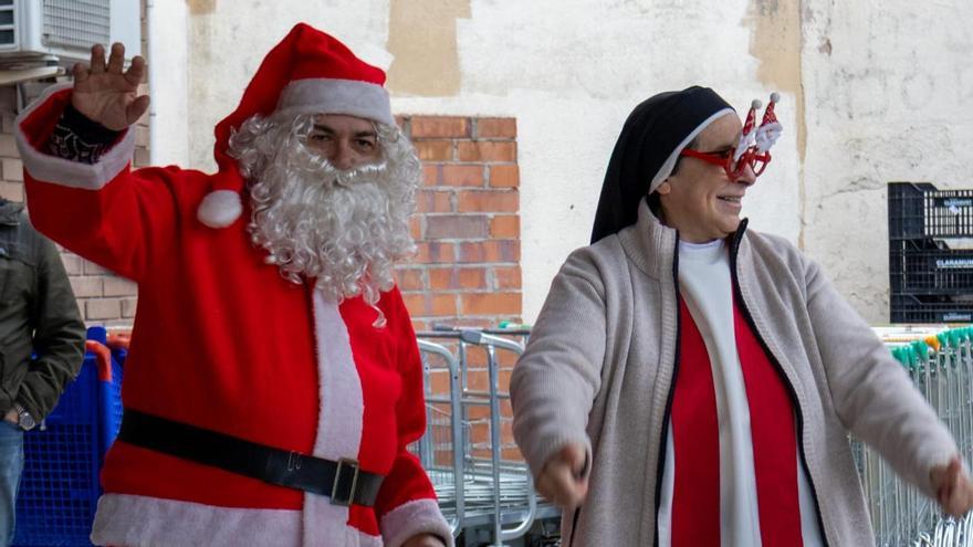 La Fundació del Convent de Santa Clara reparteix joguines a infants de la plataforma d'aliments