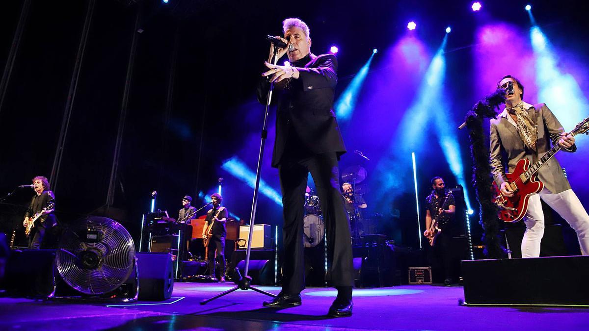 Loquillo y su banda, anoche en La Axerquía. | FRANCISCO GONZÁLEZ