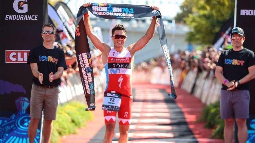 El triatleta ferrolano Javier Gómez Noya, tras proclamarse campeón en el Mundial 70.3 en Chattanooga. // FdV