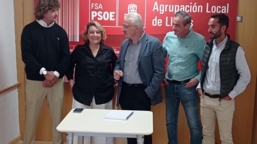 De izquierda a derecha, los concejales socialistas de Llanes Luis Tamés, Arantxa Miguel, Antonio Trevín, Óscar Torre y Esteban Amieva, ayer, en la sede local del partido.