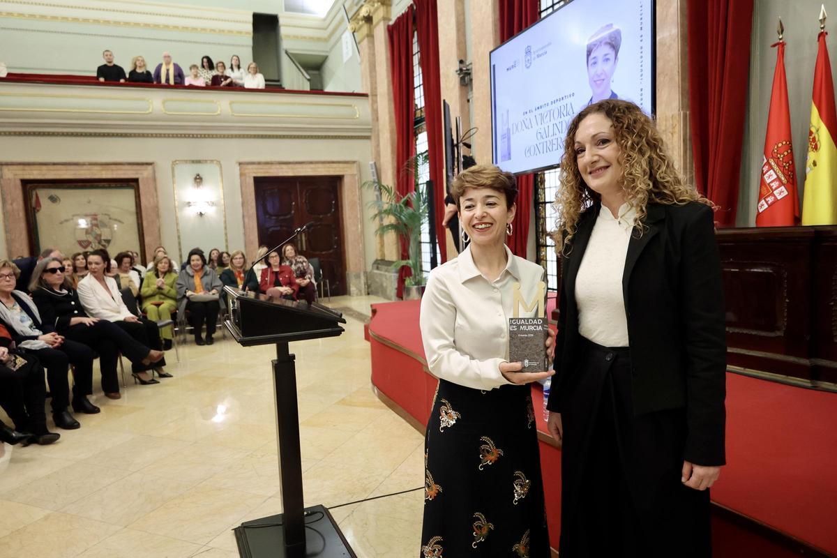 Victoria Galindo, junto a la concejala Ascensión Carreño, al recoger su premio