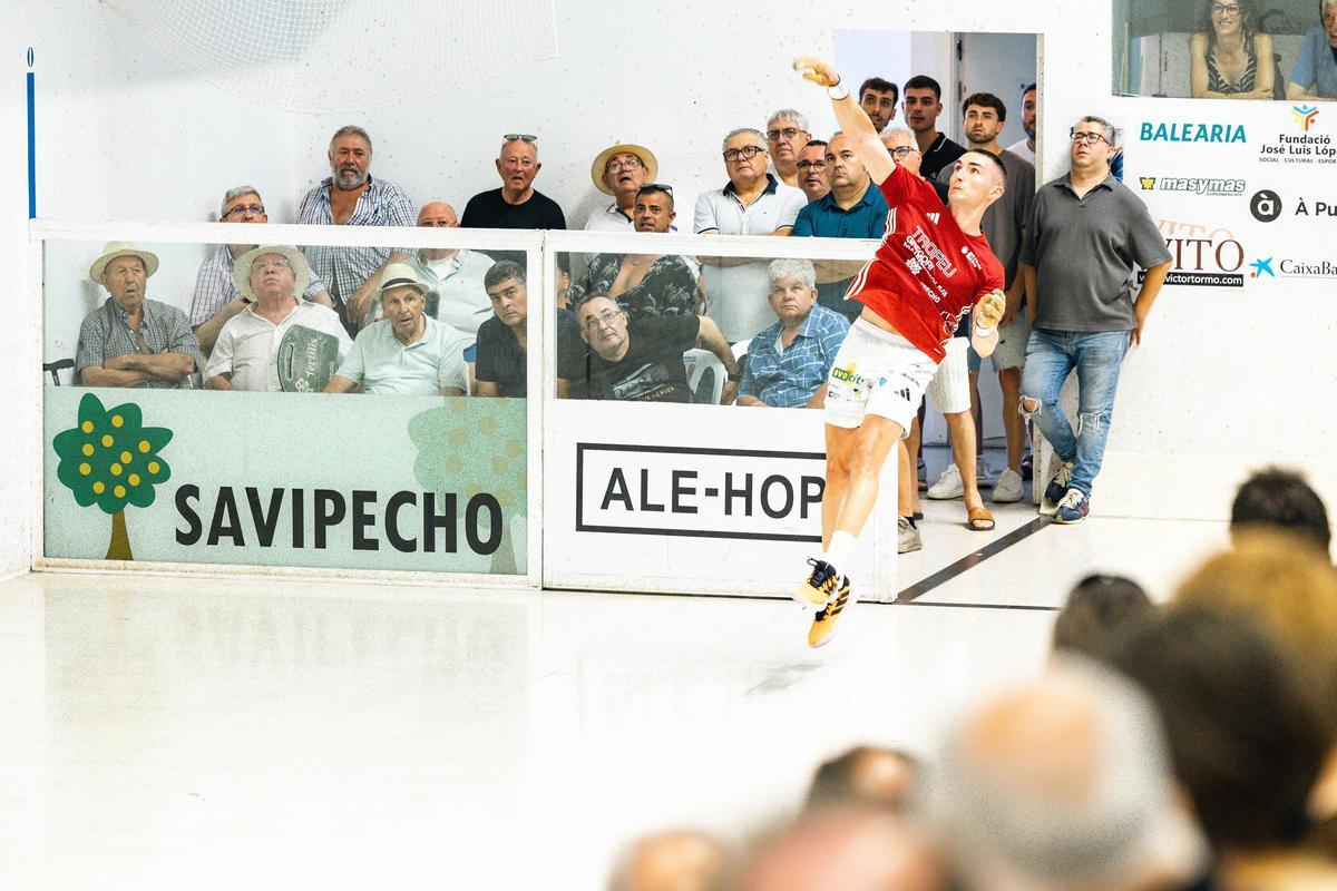 Bona entrada al trinquet d'Oliva per gaudir de les finals.