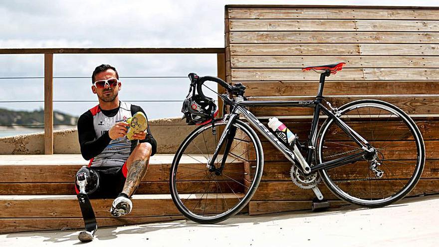 Javier Vergara circulando este domingo con su bicicleta adaptada por la zona del Parque Natural de Ses Salines. | TONI ESCOBAR