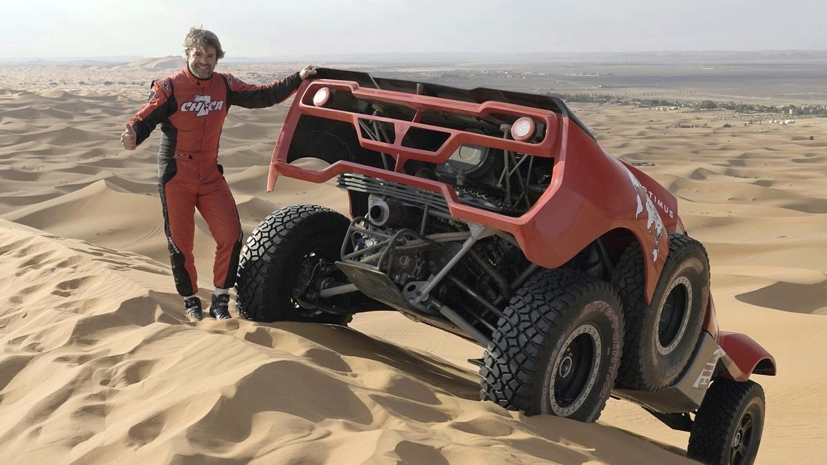 Carles Checa junto al &#039;buggy&#039; con el que competirá en el Rally Dakar 2022