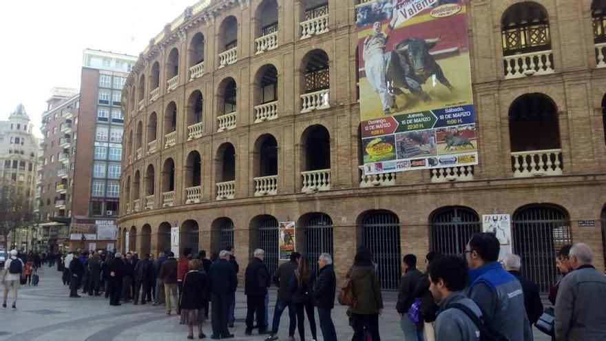 La cola rodea la plaza de toros.