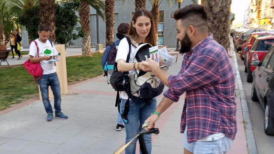 Cristina Martínez y su equipo haciendo campaña