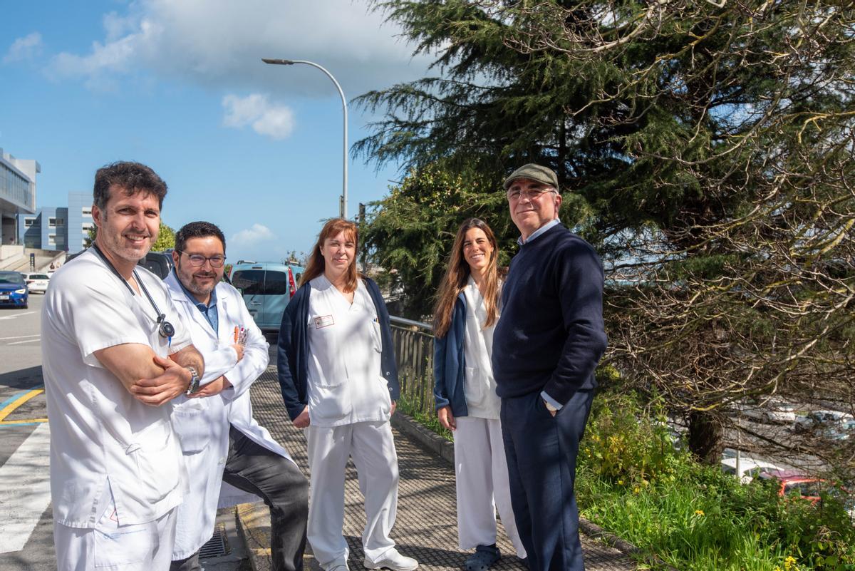 José Manuel Budiño, junto a los hematólogos Víctor Noriega y Rubén Vázquez, y las enfermeras Camila Fernández y Maribel Rodríguez, en el entorno del Hospital Universitario (Chuac).