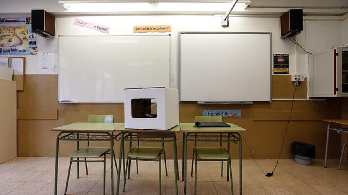 Un aula del IES Alexandre Satorras de Mataró, preparado para la votación del 9-N.