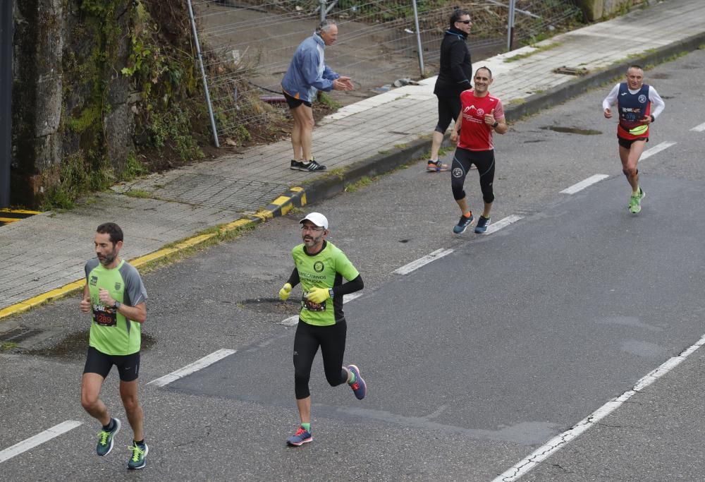 Los corredores del maratón completan la primera mitad del recorrido en los alrededores de Samil y Coruxo.