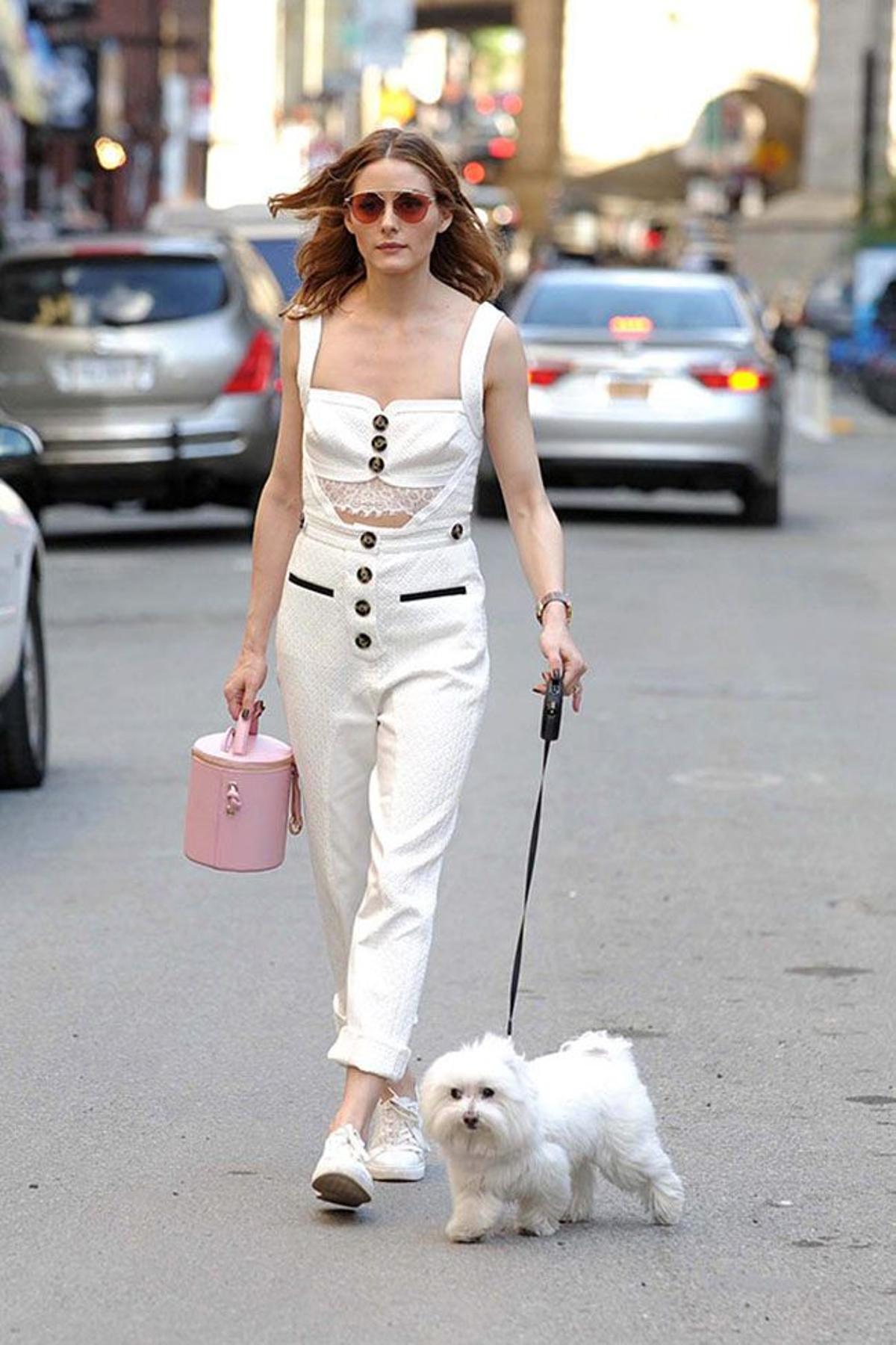 Olivia Palermo paseando al perro por Brooklyn