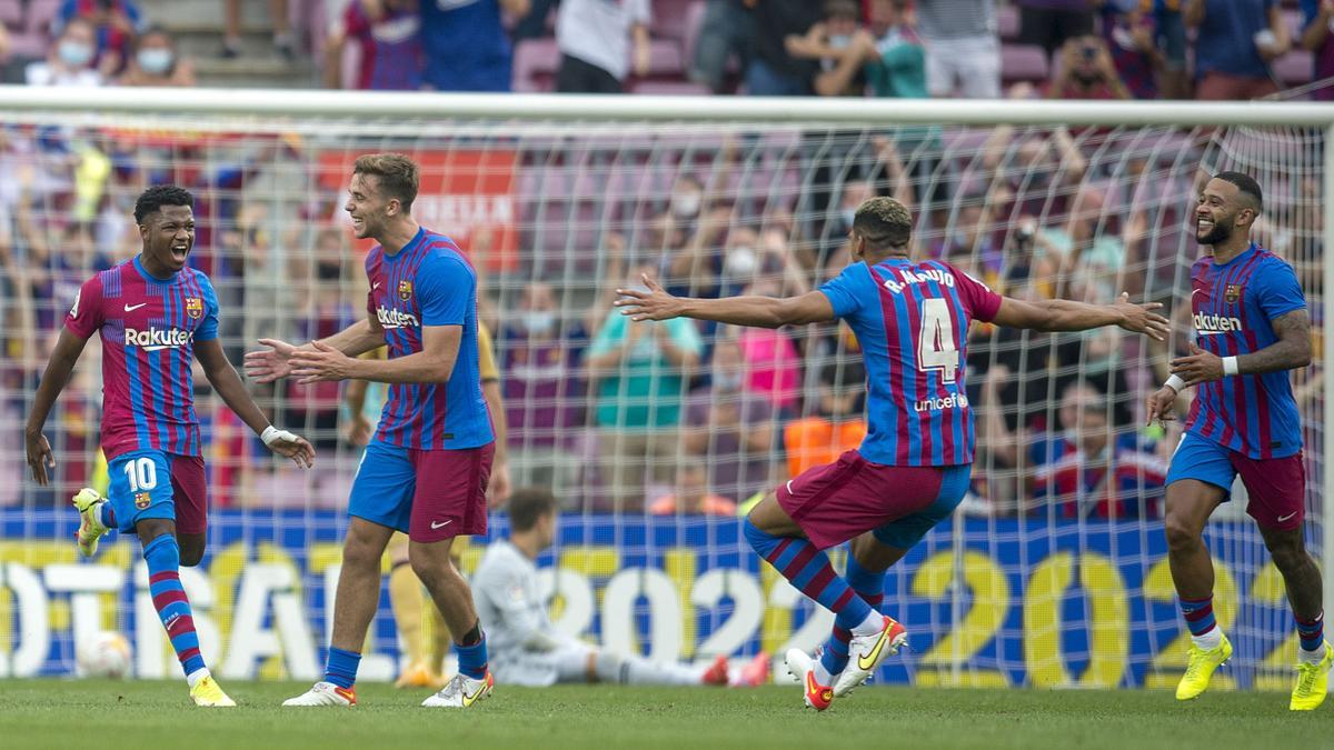 Ansu Fati felicitado por sus compañeros tras anotar el tercer gol en su reaparición ante el Levante