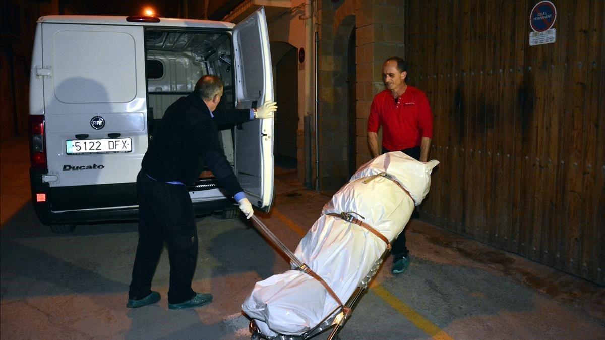 zentauroepp46147303 treballadors de la funer ria s enduen el cad ver de l home a181205210709