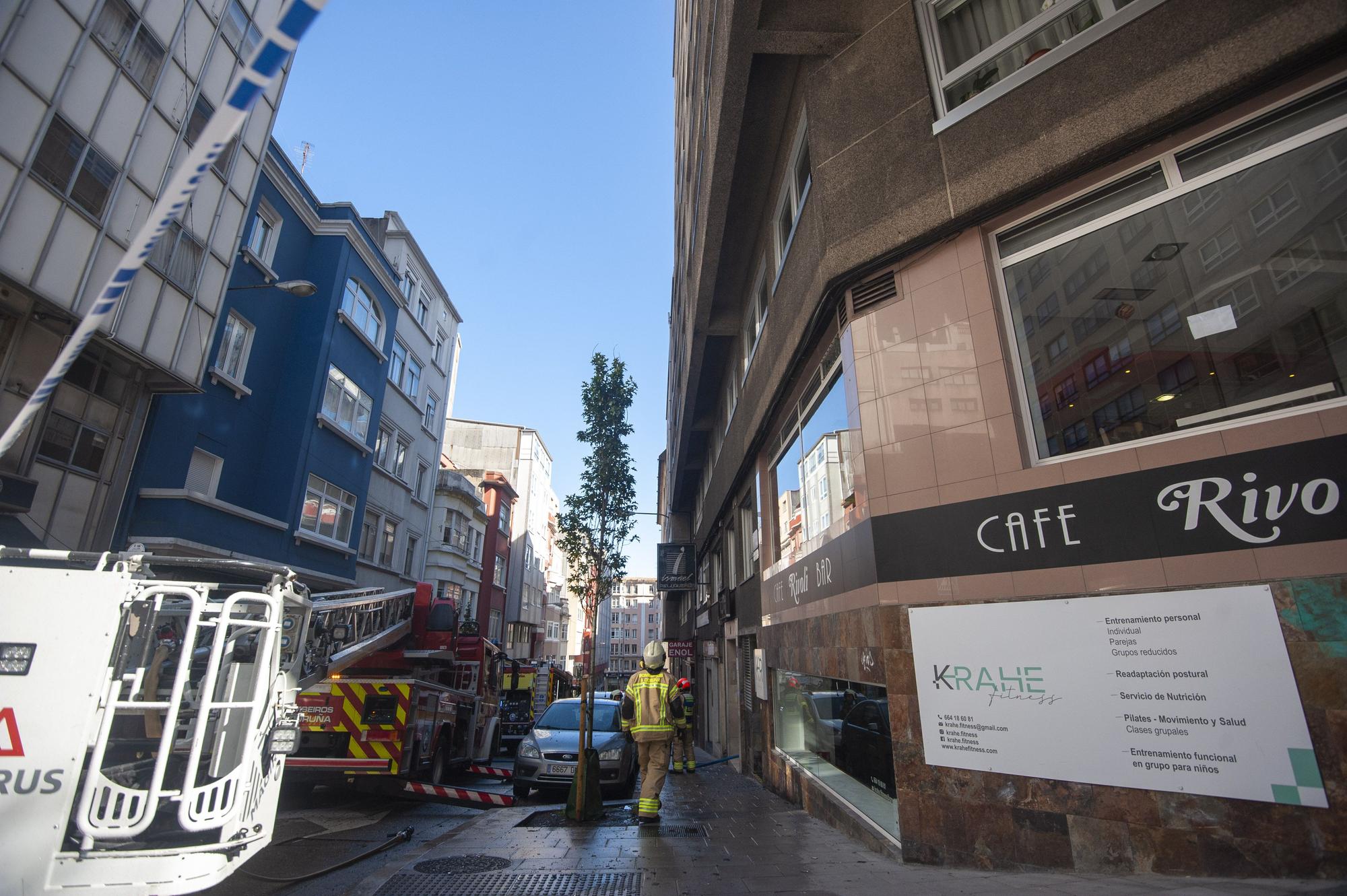 Los bomberos sofocan un incendio en una vivienda de Costa da Unión con Pla y Cancela