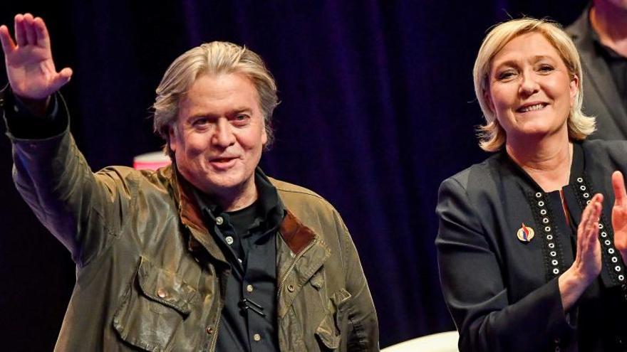 Steve Bannon junto a Marine Le Pen.