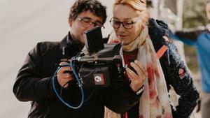 La realizadora Gracia Querejeta con el cámara, durante el rodaje.