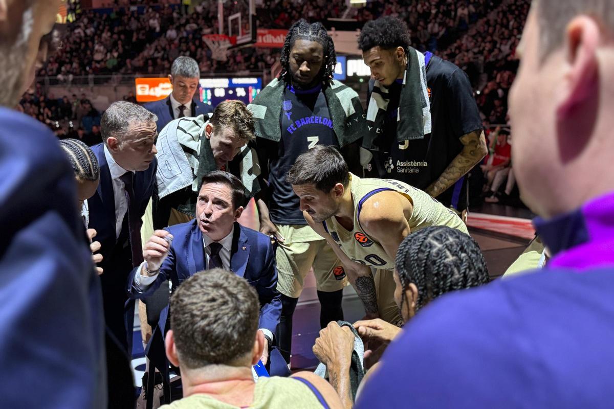 Xavi Pascual, dando instrucciones a sus jugadores durante el encuentro