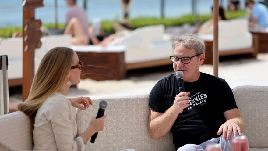 El productor cinematográfico Axel Kuschevatzky, ayer en Nobu Hotel Ibiza Bay, con la directora de Ibicine, Helher Escribano.