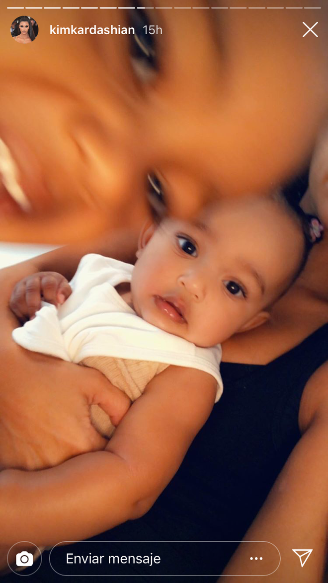 Kim Kardashian mostrando a sus hijos en Instagram