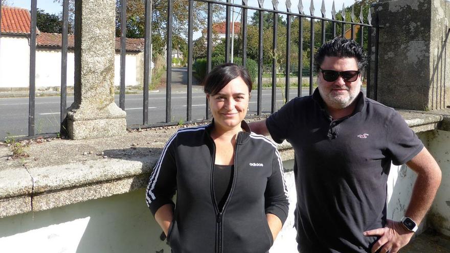 Silvia Vázquez y Xosé Ramón Nóvoa en el pazo de Arenaza en Iñás donde está el ‘coworking’. | // I.R.