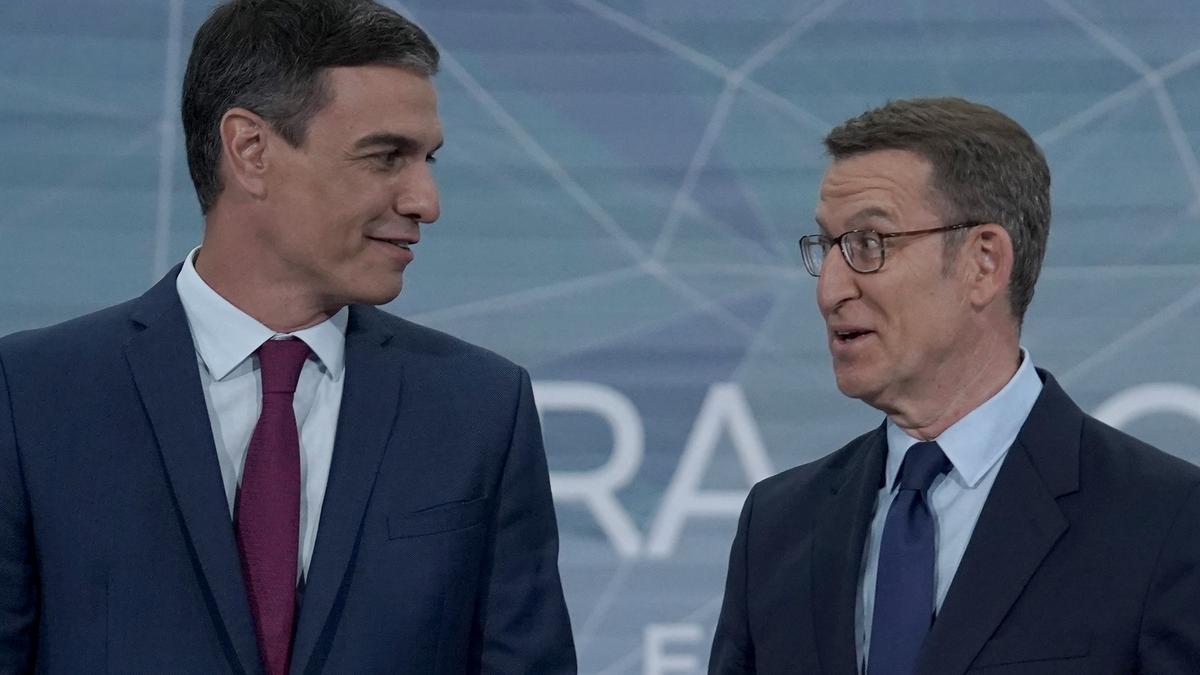 Pedro Sánchez y Alberto Núñez Feijóo en el debate de Atresmedia.