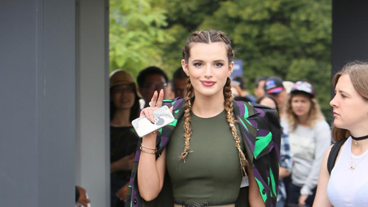 El look de Versace de Bella Thorne