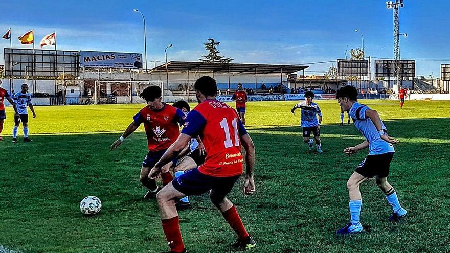 Una jugada del partido disputado ayer en el Estadio Luciano Rubio.