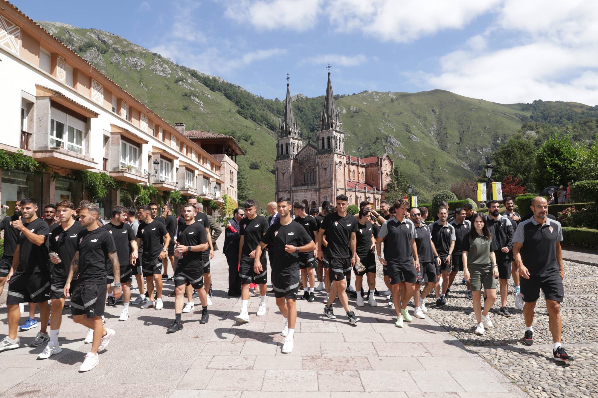 La visita de los jugadores del Sporting a la Santina, en imágenes