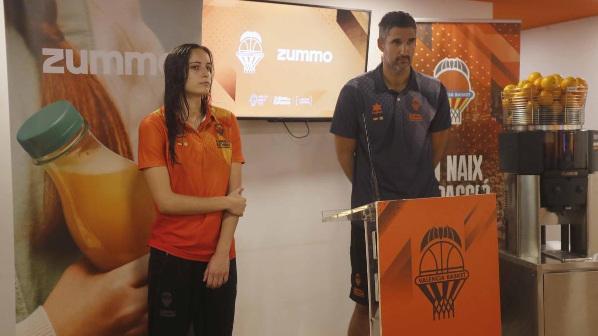 Rubén Burgos y Ángela Salvadores, tras la presentación del acuerdo de patrocinio de Zummo con el Valencia Basket