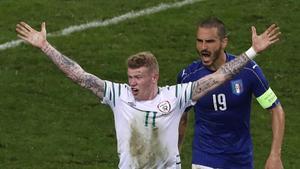 McClean alza los brazos junto a Bonucci. 