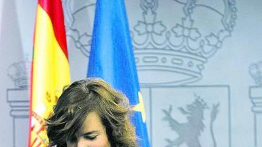 La vicepresidenta Sáenz de Santamaría, a su llegada a la rueda de prensa de ayer.