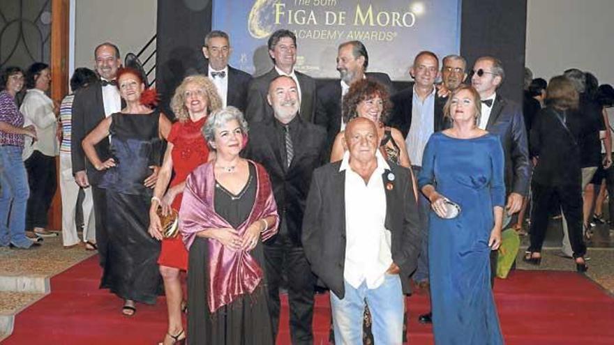 Los miembros del Teatre de Bunyola, con Rafel Ramis en primer término, durante el pregón de fiestas de Sant Mateu 2015.