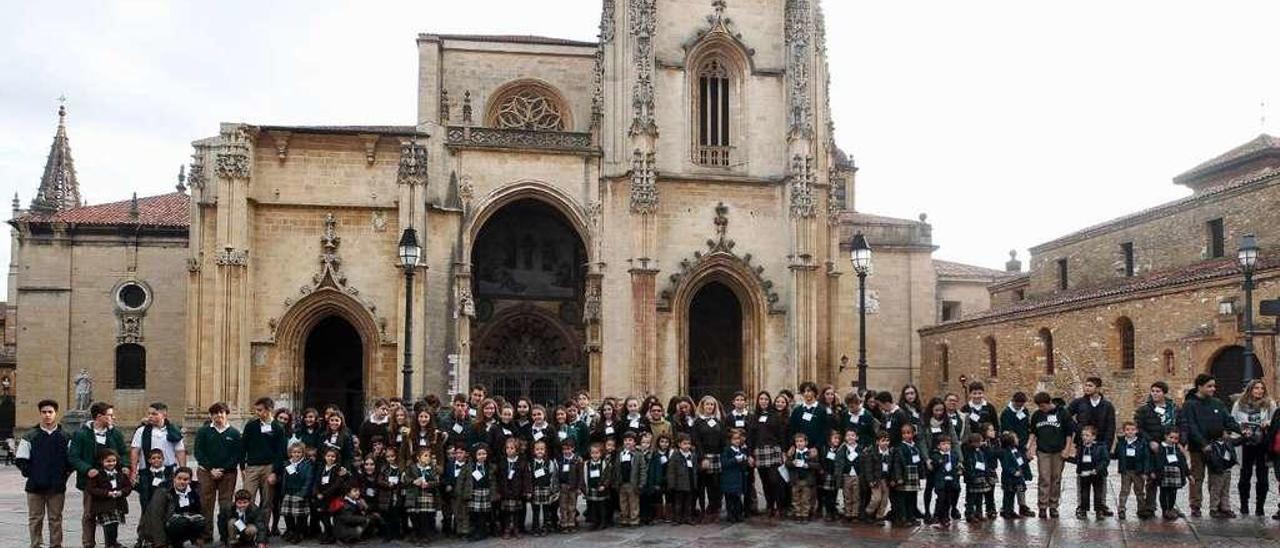 Foto de grupo de los alumnos de las Teresianas, con la Catedral al fondo, antes de iniciar el recorrido.