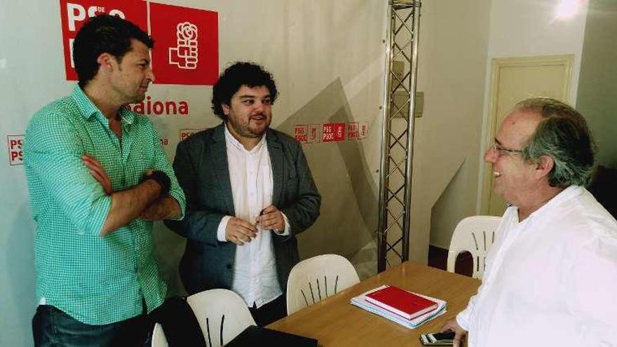 Julio Torrado, ayer, en Baiona con Carlos Gómez y Rafael Lores.