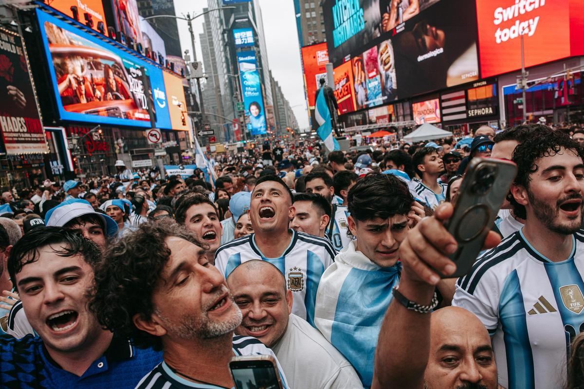 Aficionados de la selección española y  argentina de fútbol  toman Times Square antes de la final de la Copa del Mundo.