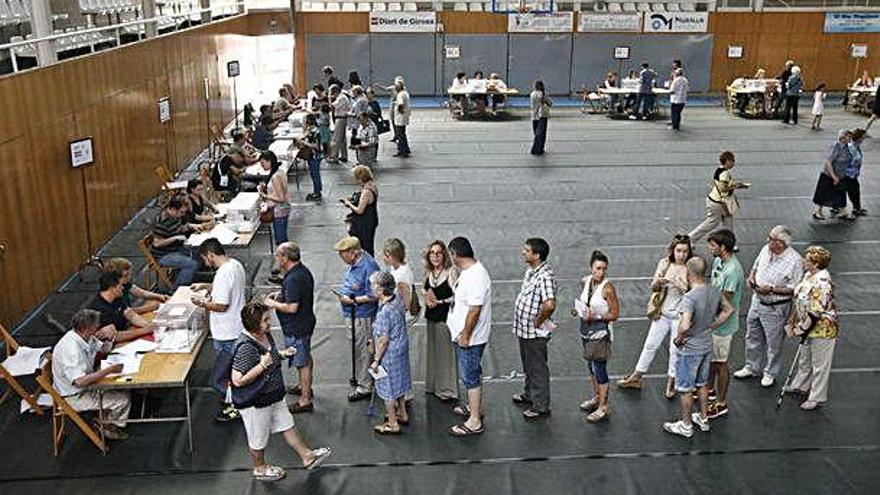 Electors, en un col·legi gironí, durant les darreres eleccions municipals.