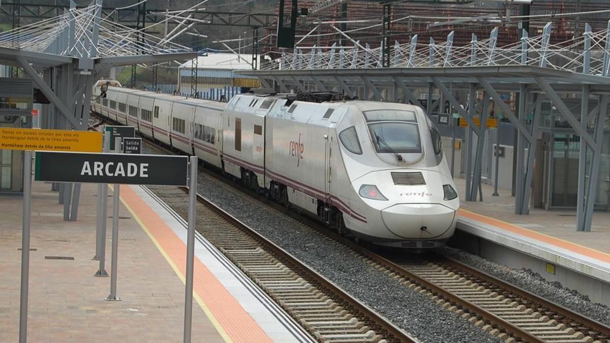 Un tren de Alta Velocidad entre Vigo y Ourense a su paso por Arcade.