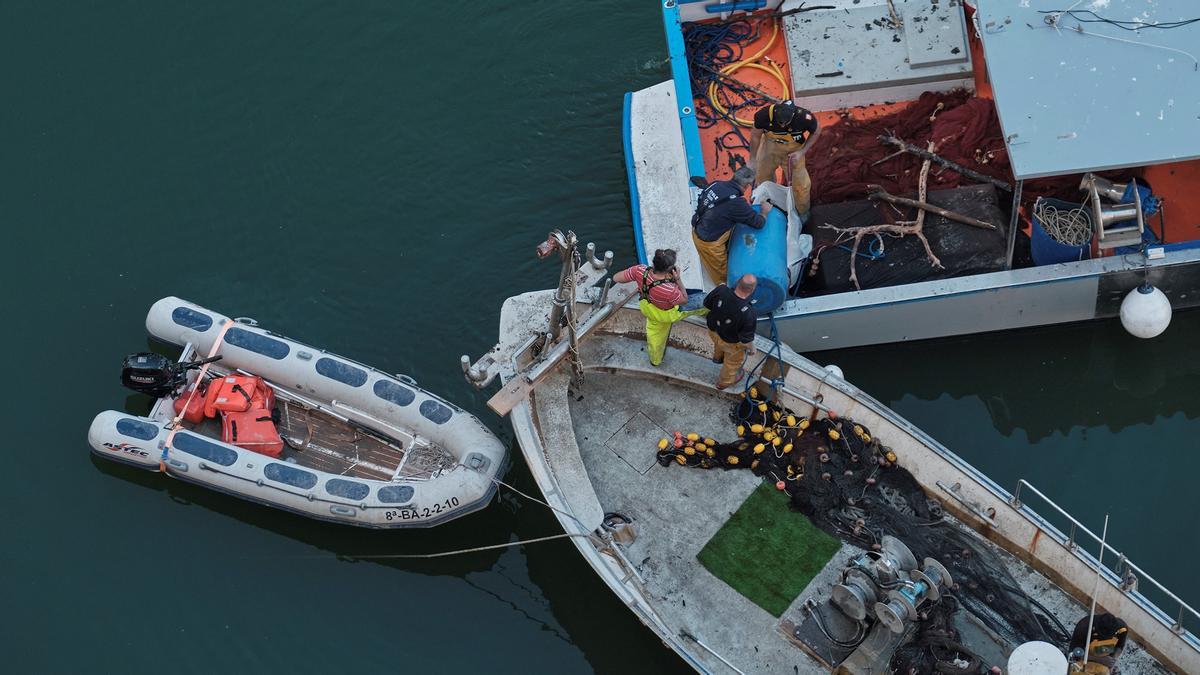 Los trabajos de pesca en el pantano de Sau