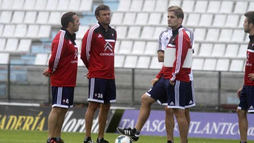 Luis Enrique, con sus colaboradores, el psicólogo Joaquín Valdés, a la izquierda, su asistente, Roberto Moreno y el         preparador físico, Rafael Pol (derecha), ayer en Balaídos . // Ricardo Grobas