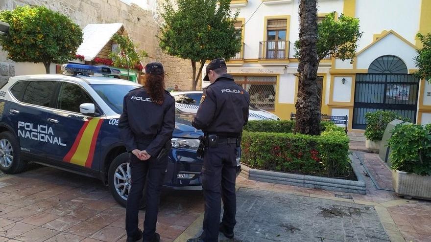 Agentes de la Policía Nacional, ayer, en el Casco Antiguo de Marbella.