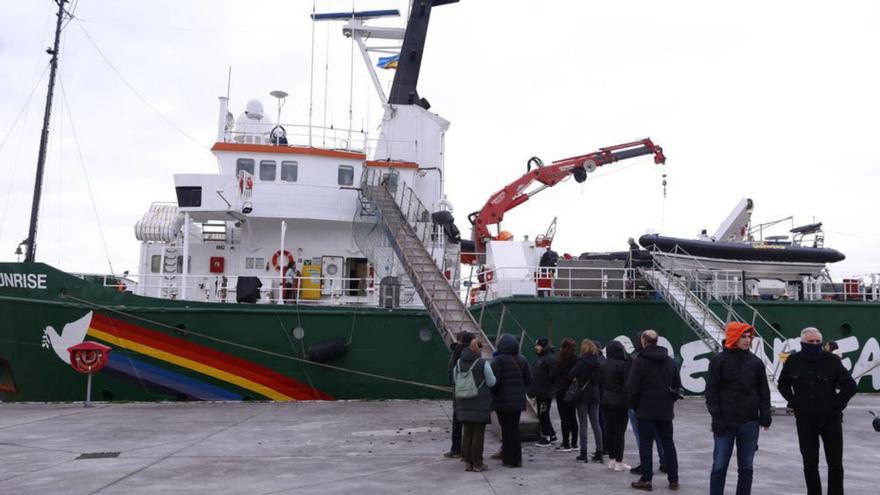 Un total de 1.125 personas visitan el barco de Greenpeace