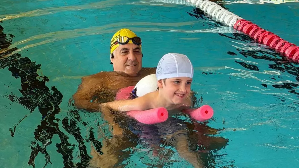 Un ángel custodio nadador contra las enfermedades raras en Oviedo: bracea 25 kilómetros en 12 horas en la piscina del Cristo para recabar fondos para la investigación