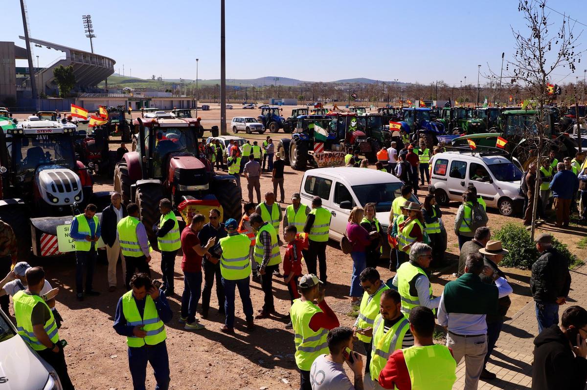 Agricultores este martes, concentrados en El Arenal.